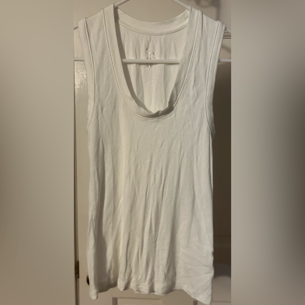 Women’s Medium White Sleeveless V-Neck Tank Top